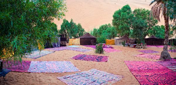 مخيم في رمال الصحراء